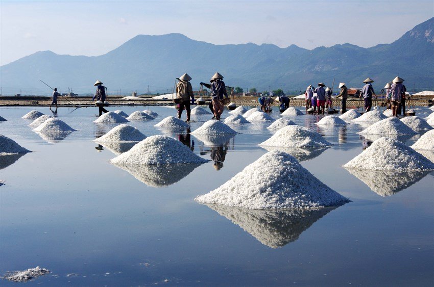 Ruộng muối là hình ảnh quen thuộc ở Việt Nam
